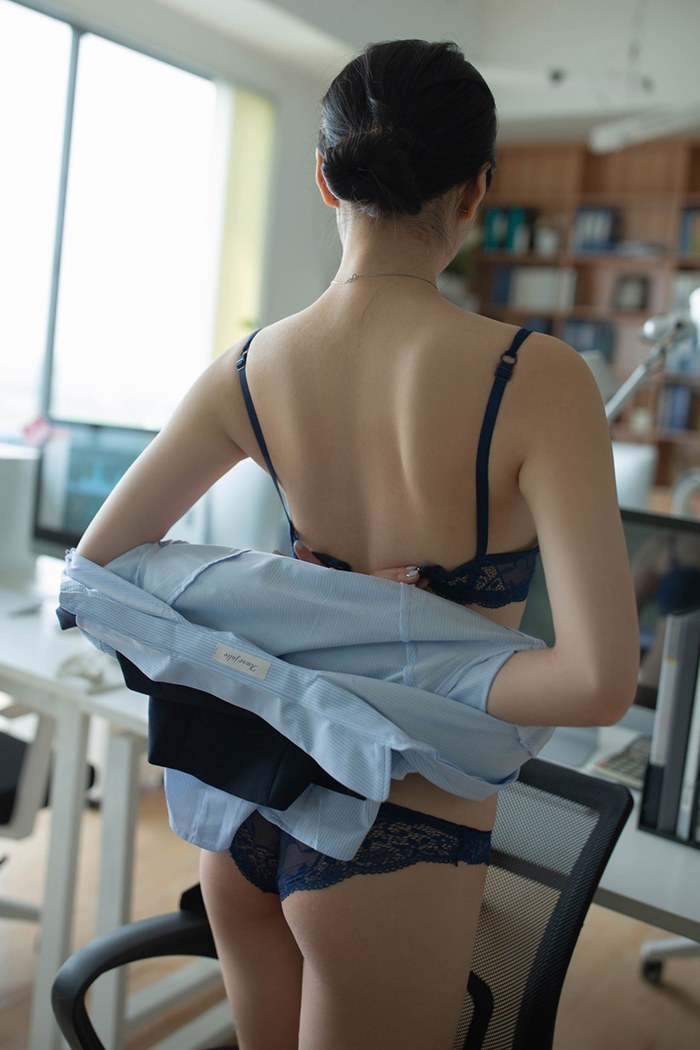 私人秘书安然制服诱惑大秀白皙美乳(图72)