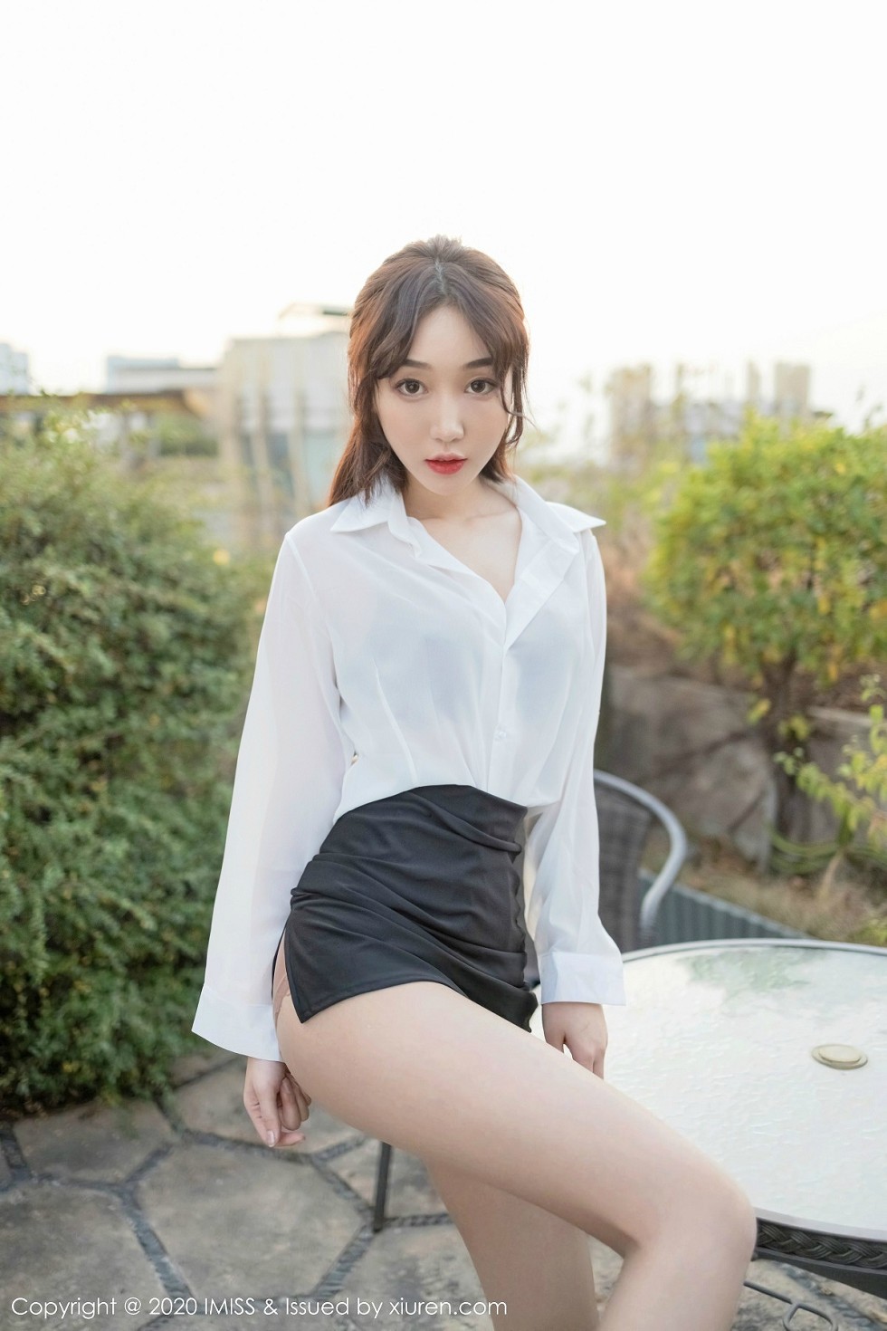 [IMISS爱蜜社]Vol.427_嫩模九月生户外秘书制服白衬衫配黑短裙秀肉丝袜诱惑写真40P