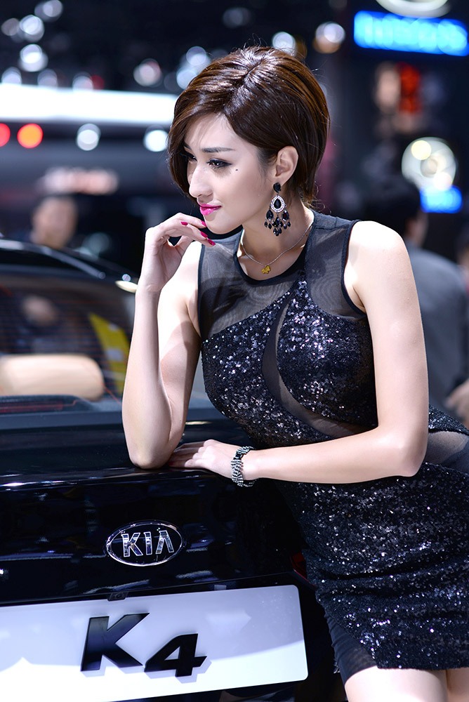2014广州车展冷艳车模秀美腿(图7)