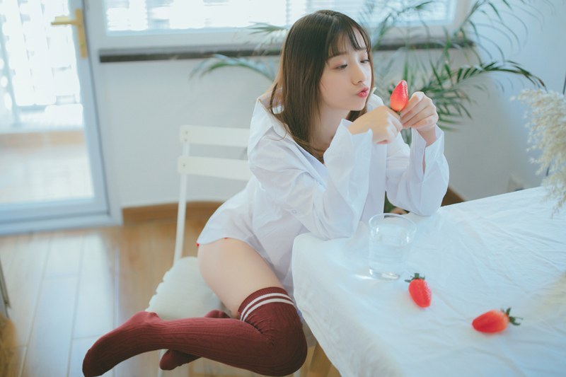可爱草莓少女美乳圆润肌肤白皙诱人(图45)