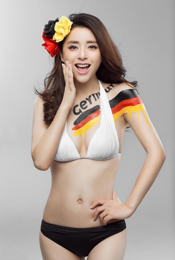 当红女星黄小蕾化身足球宝贝(图5)