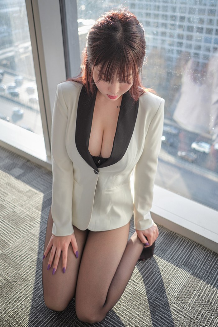多情秘书王雨纯黑丝包臀豪乳深沟(图39)