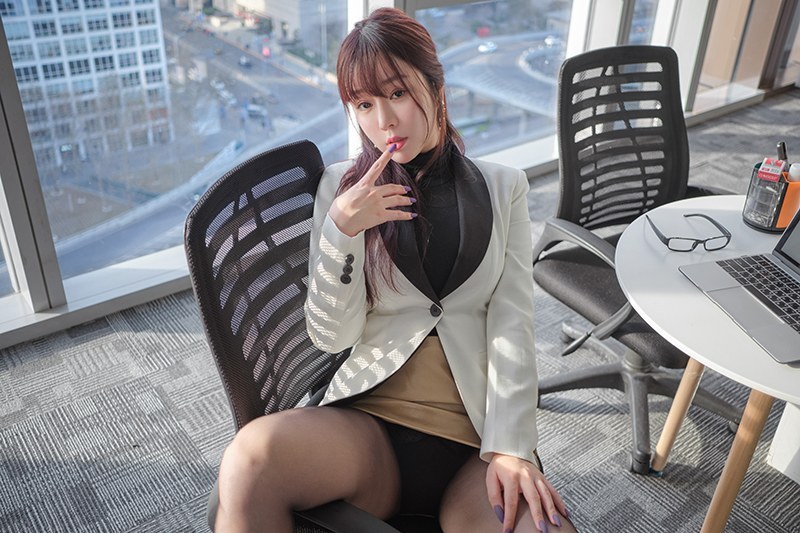 多情秘书王雨纯黑丝包臀豪乳深沟(图47)