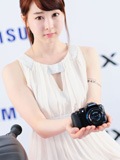 汽车青春美女李佳娜车展上扮演纯美数码宝贝
