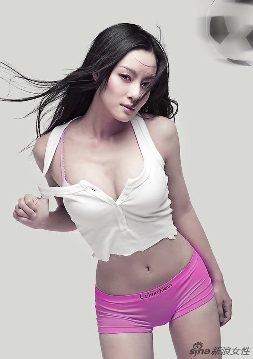 王冕低胸热裤拍写真助阵世界杯(图1)