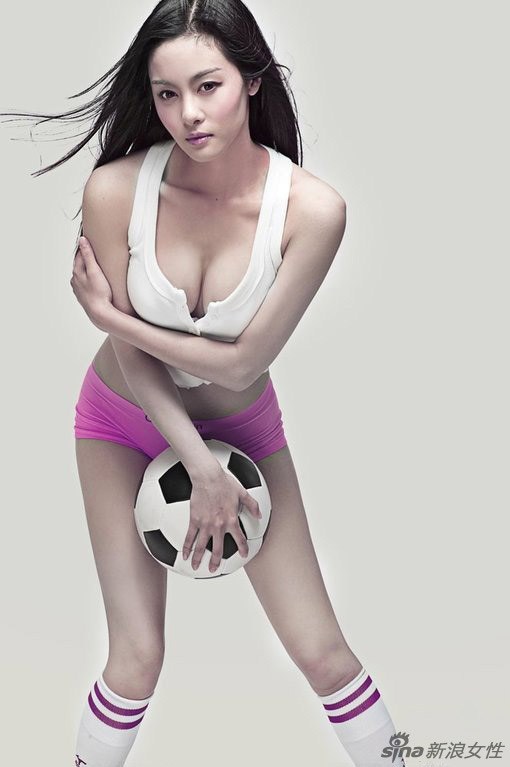 王冕低胸热裤拍写真助阵世界杯(图2)