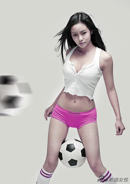 王冕低胸热裤拍写真助阵世界杯(图3)