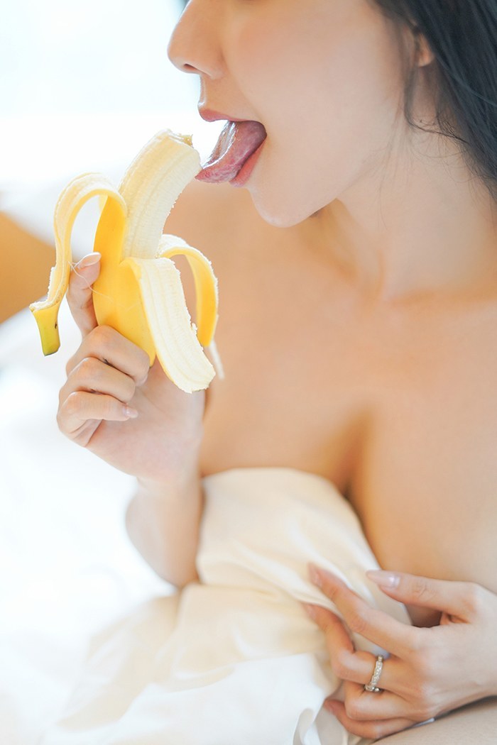 蜜汁少女果儿极品爆乳吮吸香蕉暗示(图51)