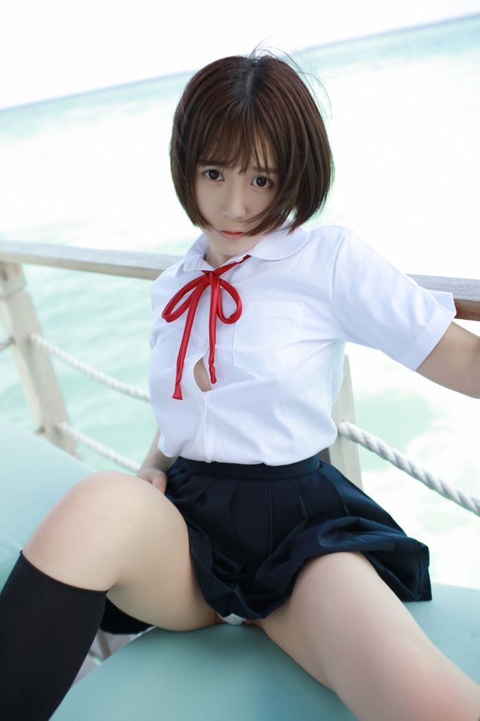 学生妹艾莉湿身白衬衣美乳依稀可见(图27)