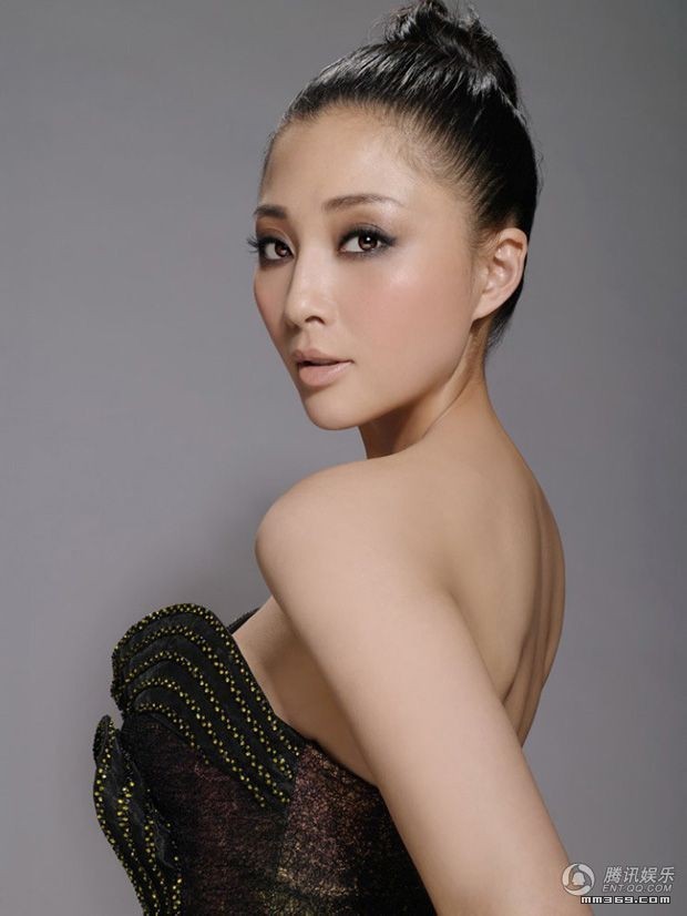 殷桃熟女风范 卷发迷人似女神(图5)