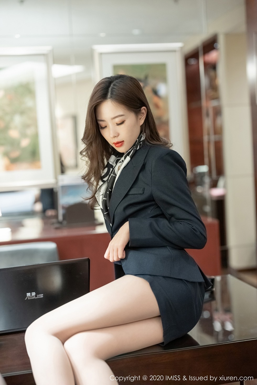 [IMISS爱蜜社]Vol.444_嫩模杨紫嫣Cynthia私房职业秘书制服半脱丝袜撩人诱惑写真47P