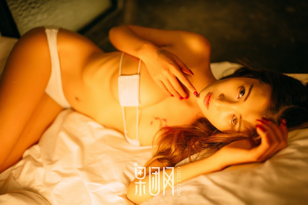 [GIRLT果团网]熊川纪信No.011_性感内衣美少女居家床上脱内衣双手捧乳撩人诱惑写真53P