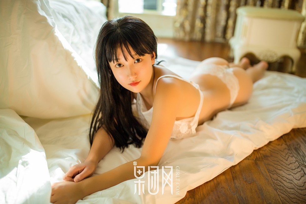 [GIRLT果团网]熊川纪信No.013_白色蕾丝内衣美女居家床上透视秀豪乳诱惑写真42P