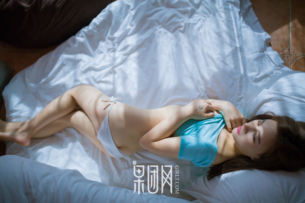 [GIRLT果团网]熊川纪信No.014_俏皮萝莉居家半截上身露美乳+性感比基尼诱惑写真40P