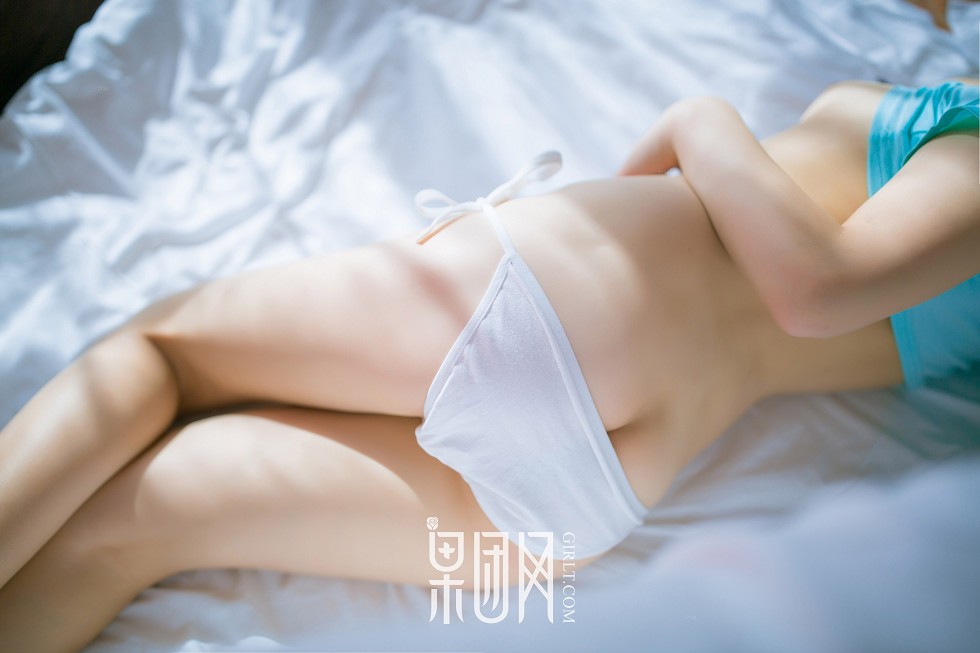 [GIRLT果团网]熊川纪信No.014_俏皮萝莉居家半截上身露美乳+性感比基尼诱惑写真40P