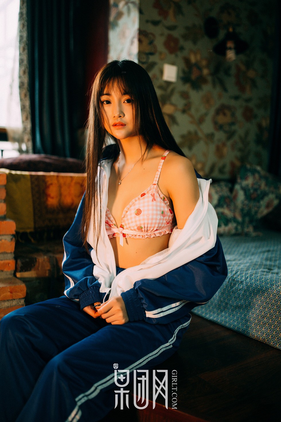 [GIRLT果团网]熊川纪信No.015_校服风情的学生妹妹半脱制服秀性感内衣迷人写真50P