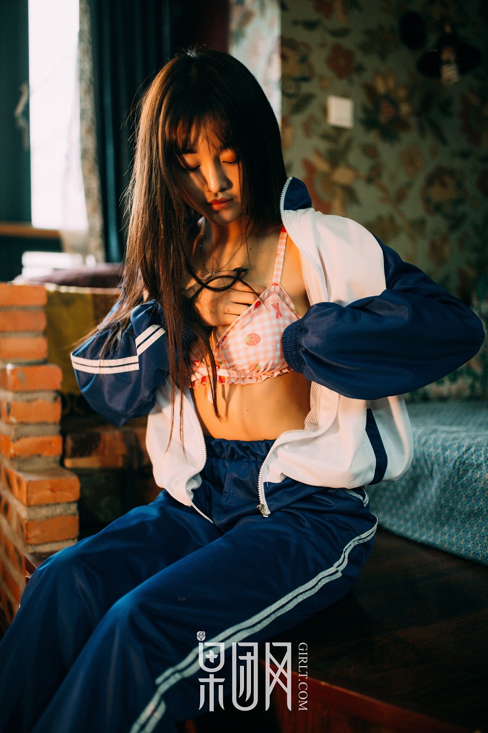 [GIRLT果团网]熊川纪信No.015_校服风情的学生妹妹半脱制服秀性感内衣迷人写真50P