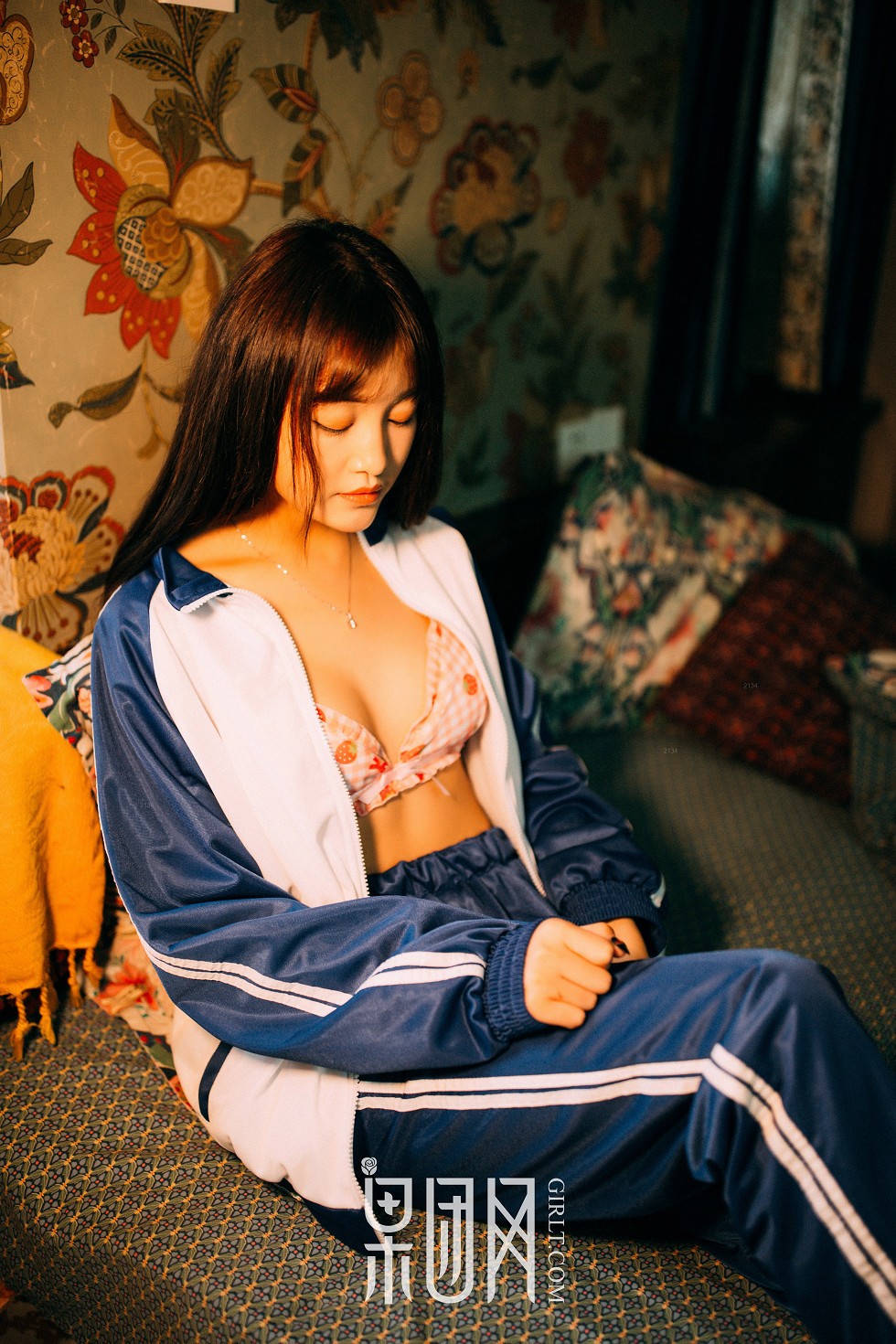 [GIRLT果团网]熊川纪信No.015_校服风情的学生妹妹半脱制服秀性感内衣迷人写真50P