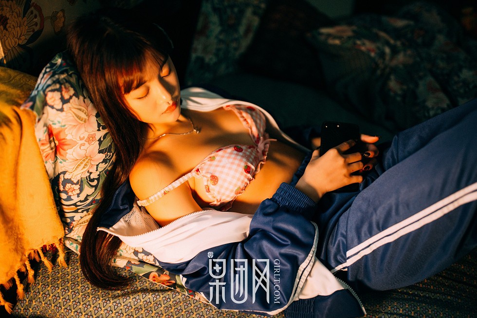 [GIRLT果团网]熊川纪信No.015_校服风情的学生妹妹半脱制服秀性感内衣迷人写真50P