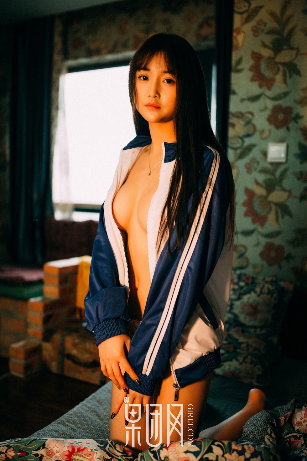 [GIRLT果团网]熊川纪信No.015_校服风情的学生妹妹半脱制服秀性感内衣迷人写真50P