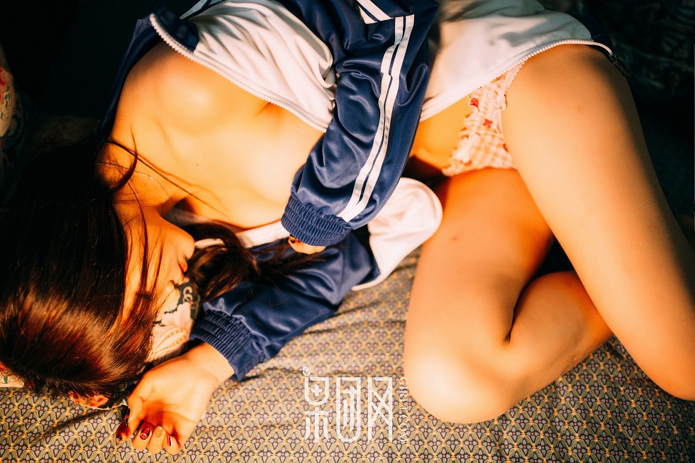 [GIRLT果团网]熊川纪信No.015_校服风情的学生妹妹半脱制服秀性感内衣迷人写真50P