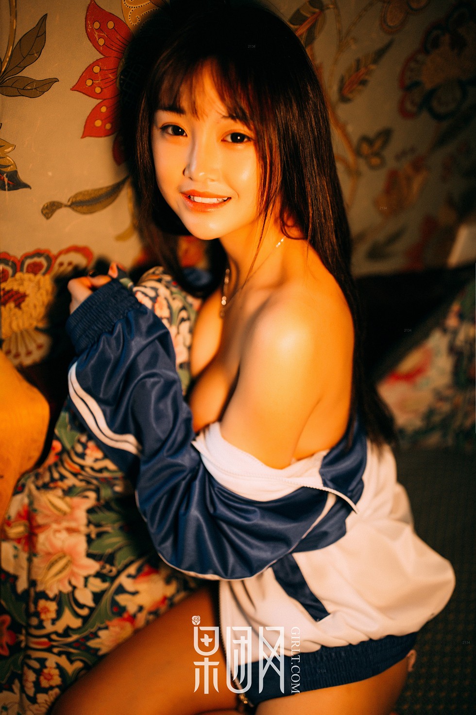 [GIRLT果团网]熊川纪信No.015_校服风情的学生妹妹半脱制服秀性感内衣迷人写真50P