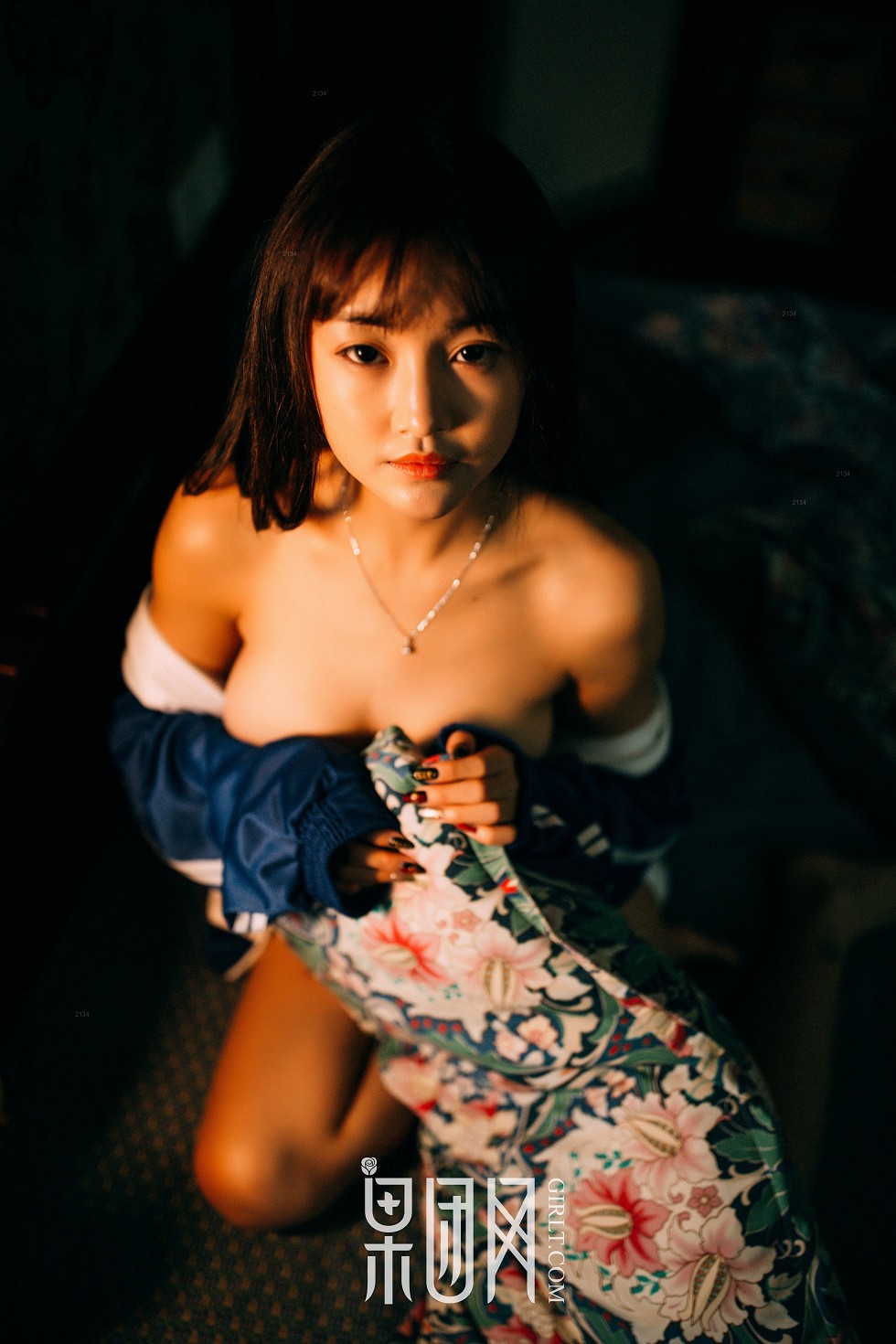 [GIRLT果团网]熊川纪信No.015_校服风情的学生妹妹半脱制服秀性感内衣迷人写真50P
