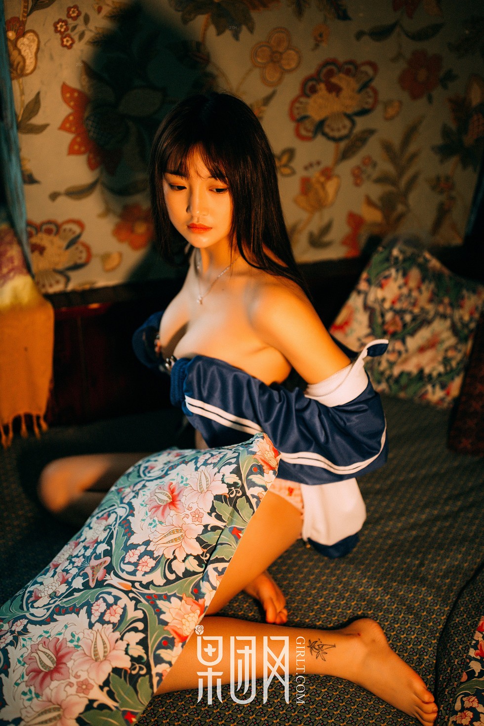 [GIRLT果团网]熊川纪信No.015_校服风情的学生妹妹半脱制服秀性感内衣迷人写真50P