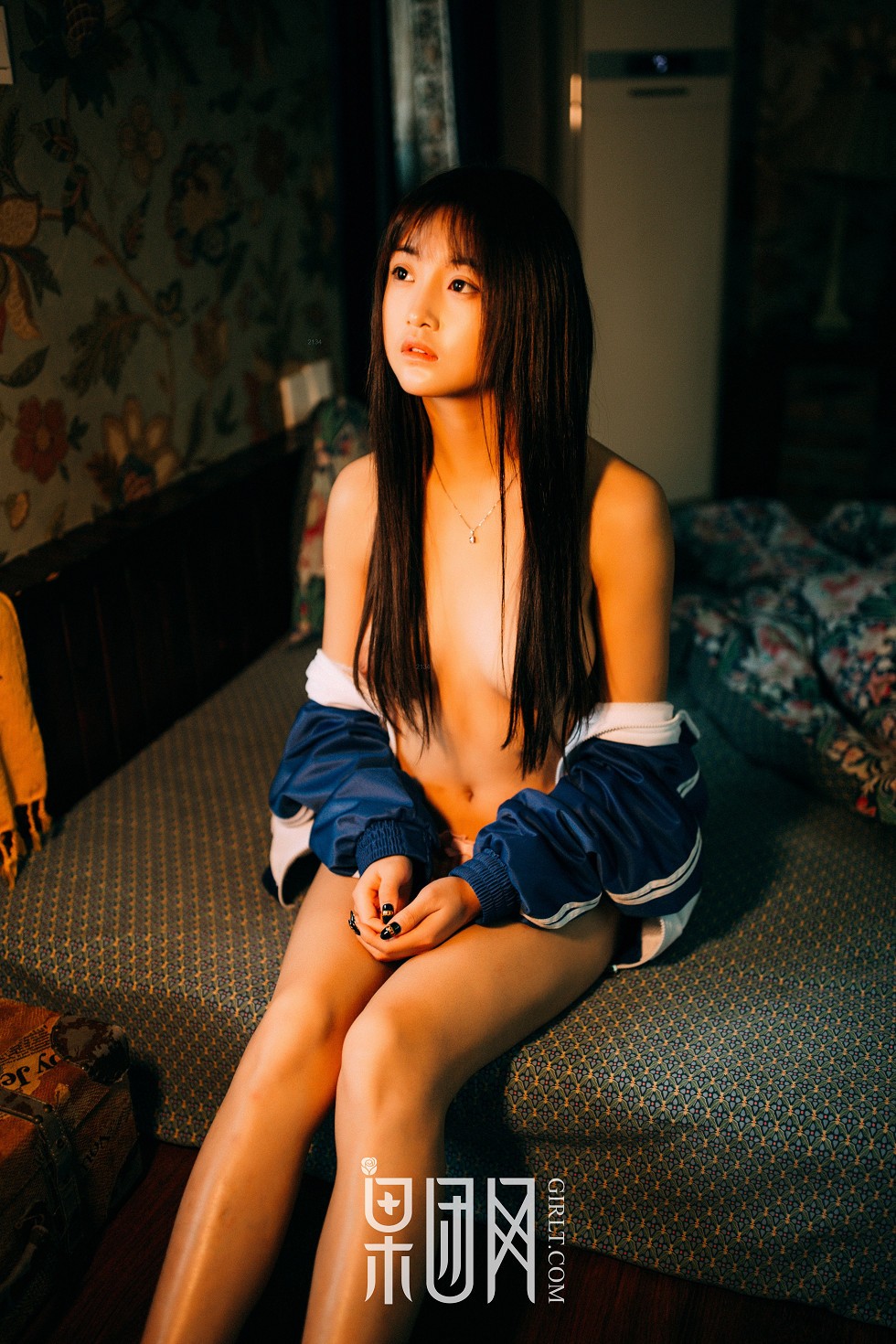 [GIRLT果团网]熊川纪信No.015_校服风情的学生妹妹半脱制服秀性感内衣迷人写真50P