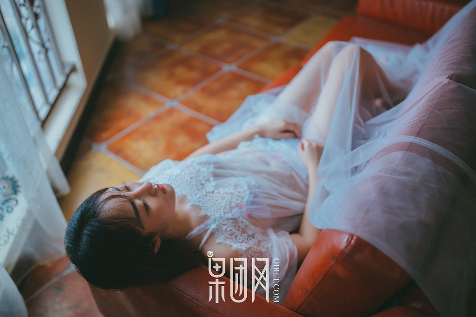 [GIRLT果团网]熊川纪信No.017_完美邻家小妹性感白色抹胸内衣半脱露美乳诱惑写真42P