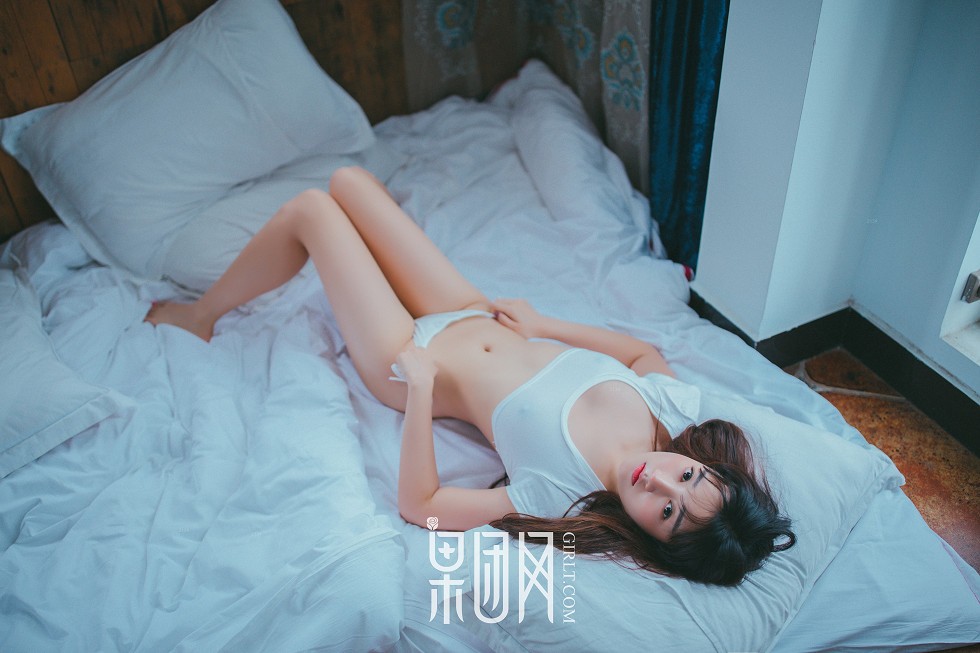 [GIRLT果团网]熊川纪信No.017_完美邻家小妹性感白色抹胸内衣半脱露美乳诱惑写真42P