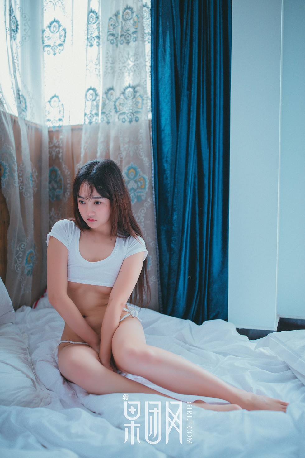 [GIRLT果团网]熊川纪信No.017_完美邻家小妹性感白色抹胸内衣半脱露美乳诱惑写真42P