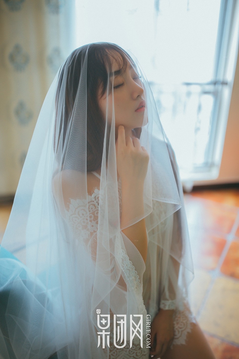 [GIRLT果团网]熊川纪信No.017_完美邻家小妹性感白色抹胸内衣半脱露美乳诱惑写真42P