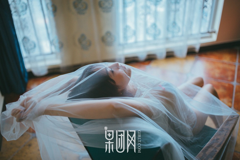 [GIRLT果团网]熊川纪信No.017_完美邻家小妹性感白色抹胸内衣半脱露美乳诱惑写真42P