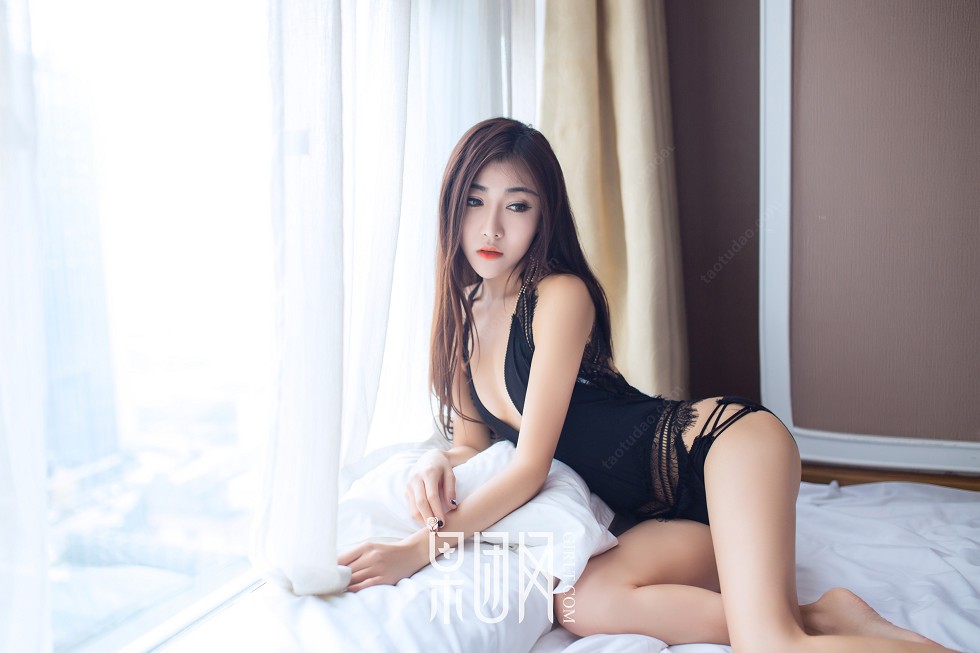 [GIRLT果团网]NO.121_靓丽嫩模笑笑居家黑色低胸高叉蕾丝内衣秀豪乳翘臀诱惑写真58P