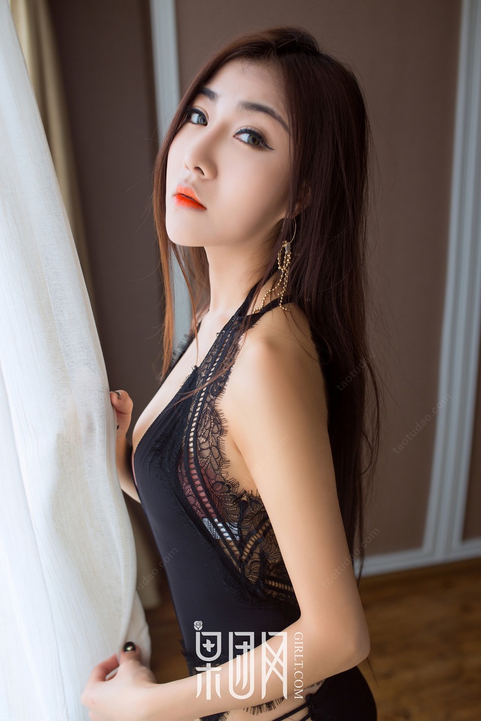 [GIRLT果团网]NO.121_靓丽嫩模笑笑居家黑色低胸高叉蕾丝内衣秀豪乳翘臀诱惑写真58P
