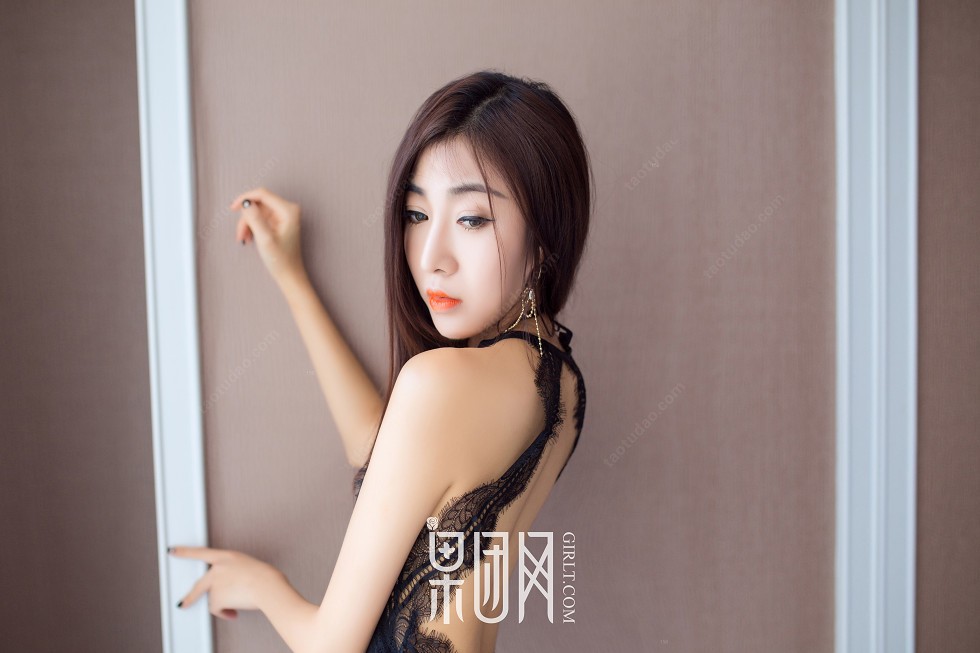 [GIRLT果团网]NO.121_靓丽嫩模笑笑居家黑色低胸高叉蕾丝内衣秀豪乳翘臀诱惑写真58P