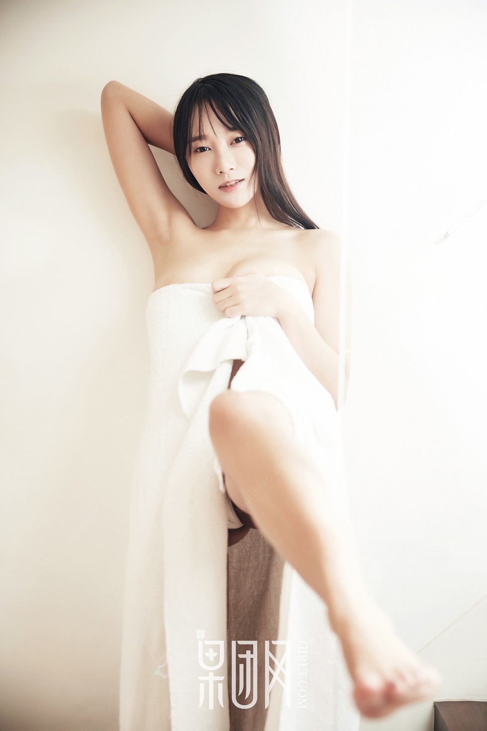 [GIRLT果团网]NO.122_嫩模何嘉颖居家私房白色浴袍裹身半脱豪乳撩人诱惑写真59P