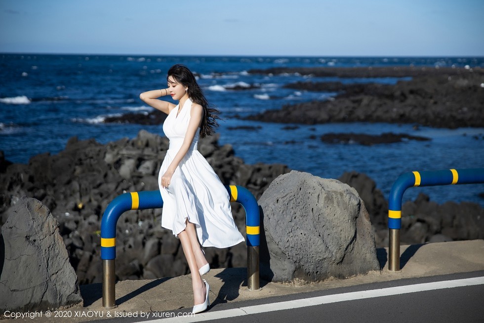 [XiaoYu画语界]Vol.286_女神杨晨晨sugar济州岛旅拍私房银色吊裙半脱露豪乳诱惑写真83P