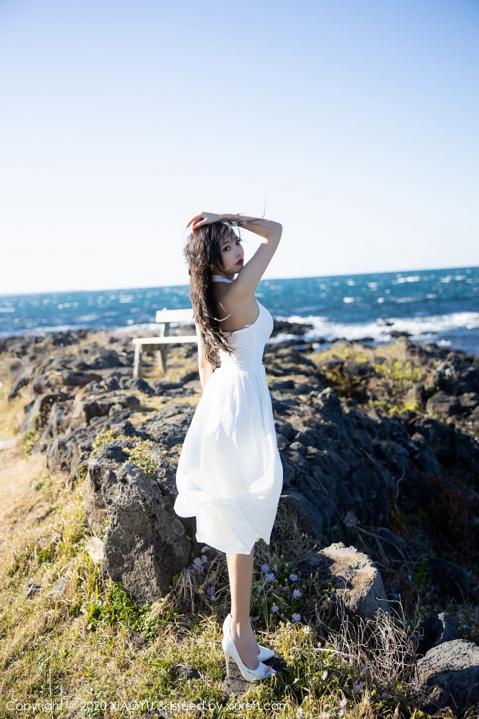 [XiaoYu画语界]Vol.286_女神杨晨晨sugar济州岛旅拍私房银色吊裙半脱露豪乳诱惑写真83P