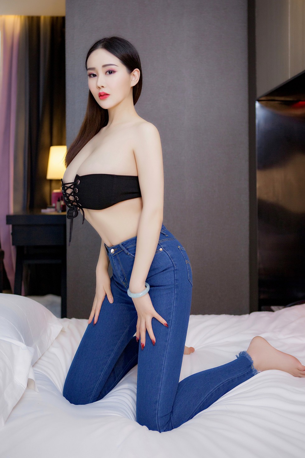 [SLADY猎女神]NO.020_嫩模易阳白色情人节白色高叉连体衣秀丰乳翘臀诱惑写真48P