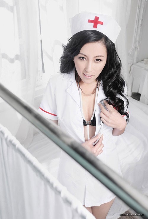 胡允儿演绎麻辣教师和护士制服(图9)