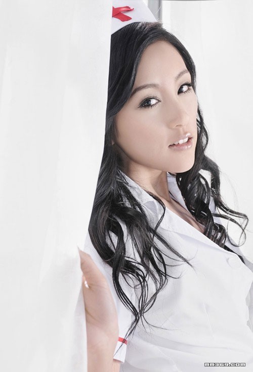 胡允儿演绎麻辣教师和护士制服(图12)