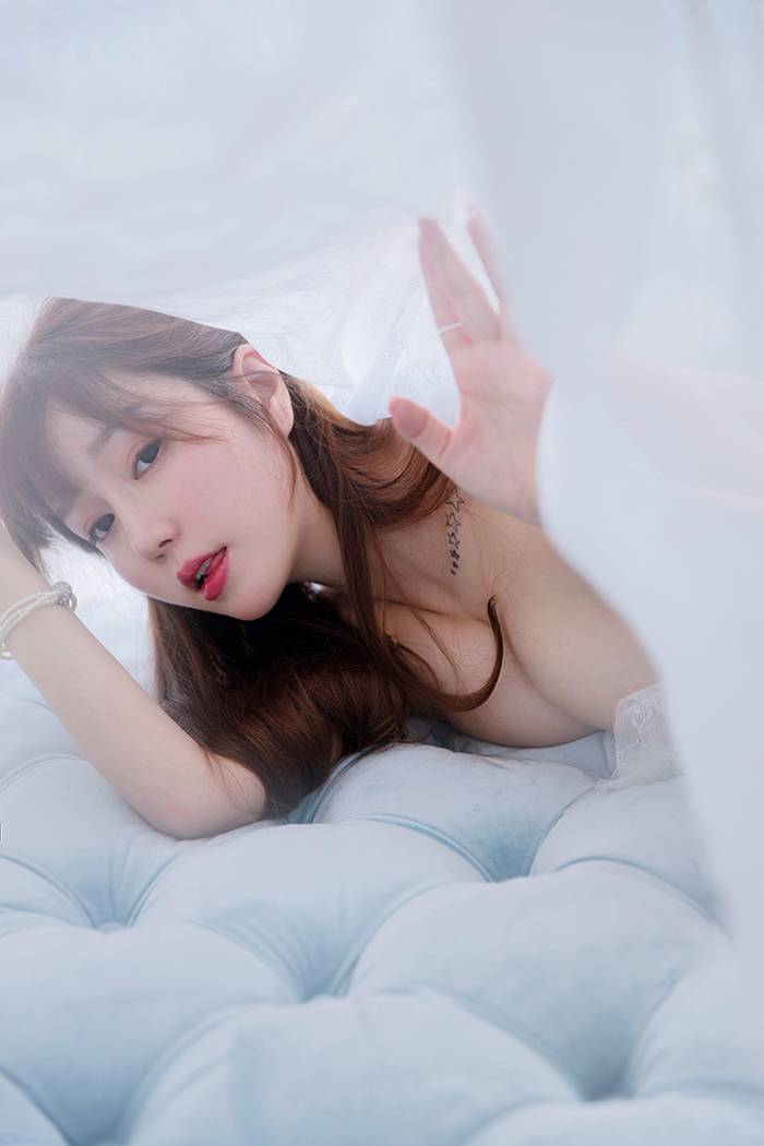 唯美人妻王雨纯手托巨乳咬唇魅惑(图31)