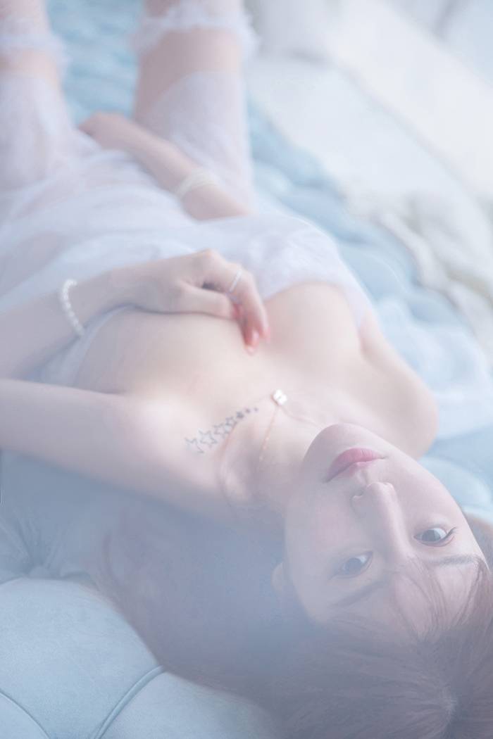 唯美人妻王雨纯手托巨乳咬唇魅惑(图65)