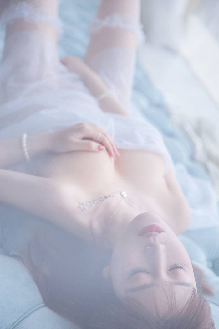 唯美人妻王雨纯手托巨乳咬唇魅惑(图66)