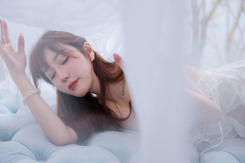 唯美人妻王雨纯手托巨乳咬唇魅惑(图76)