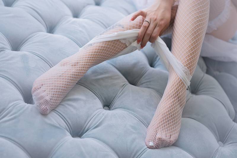 唯美人妻王雨纯手托巨乳咬唇魅惑(图78)