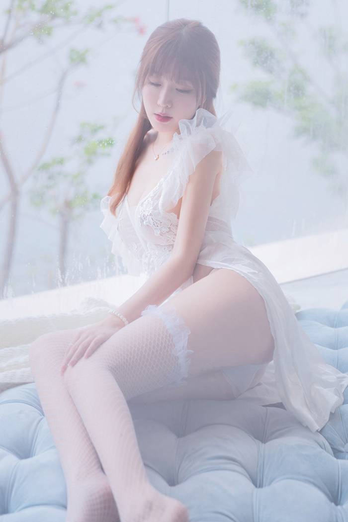 唯美人妻王雨纯手托巨乳咬唇魅惑(图8)