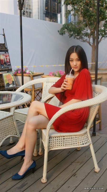 超红模特张馨予街头摄影(图9)